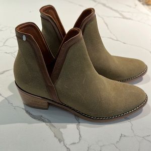 Wolverine Delaney suede leather ankle booties